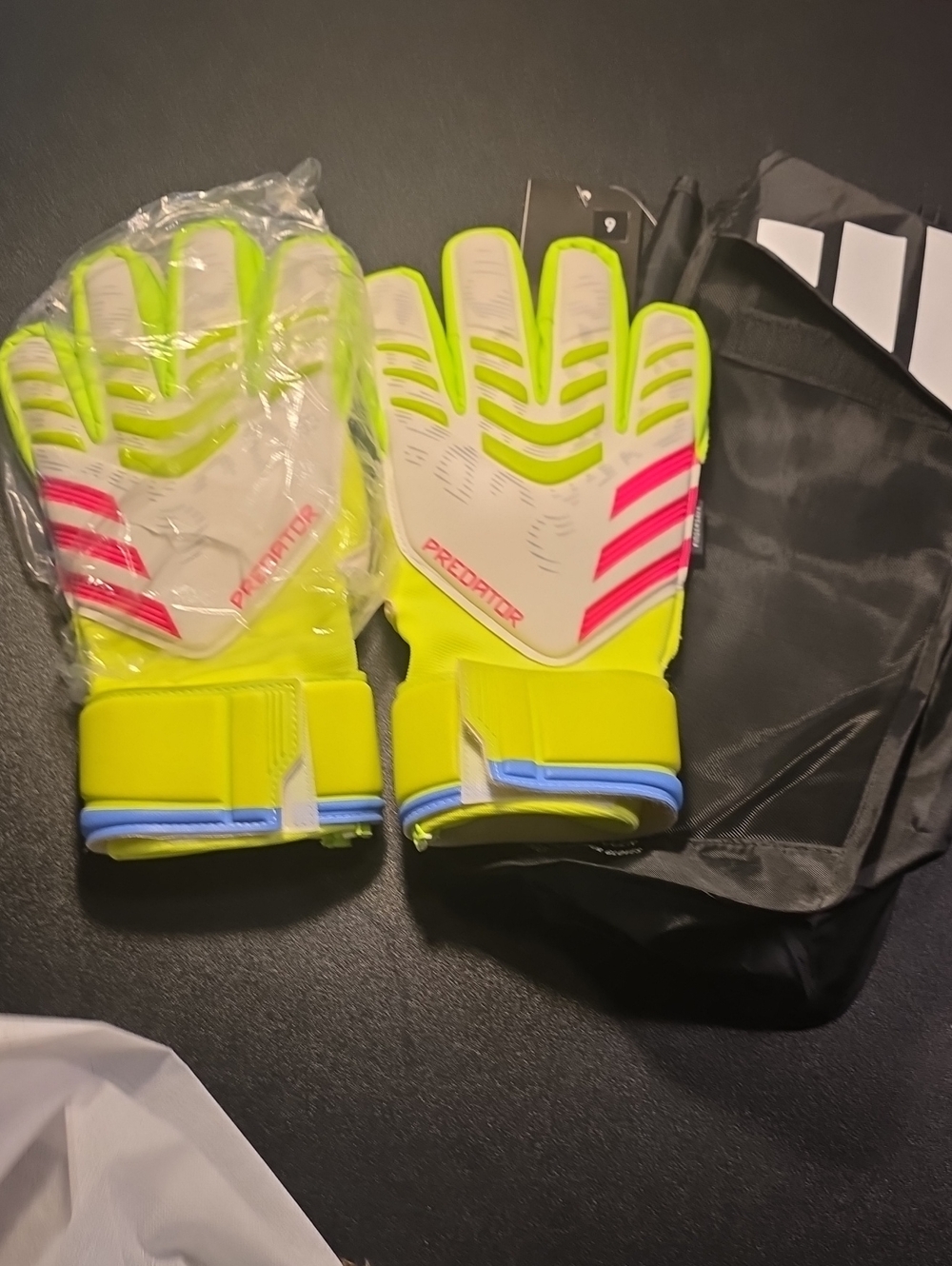 adidas Predator Neon Yellow Goal / Goalie Size 9 Gloves
